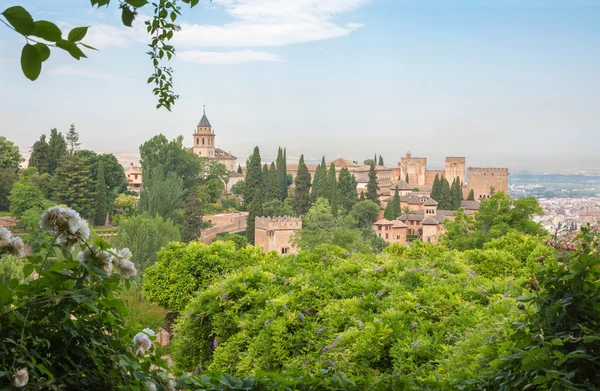 Granada - výhled nad Alhambra od zahrady Generalife. — Stock fotografie