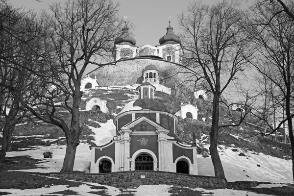 Banska Stiavnica - O calvário barroco de igreja média e superior construído em anos 1744 - 1751 no inverno . — Fotografia de Stock