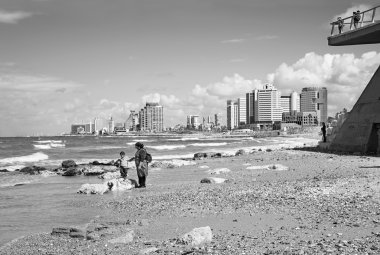 Tel Aviv, İsrail - 2 Mart 2015: Anne ile küçük oğlu Tel Aviv sahil.