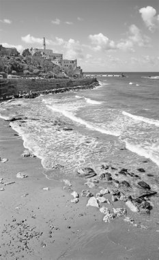 Tel Aviv, İsrail - 2 Mart 2015: Waterfront ve plaj Tel Aviv'de eski Jaffa altında