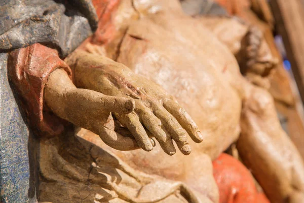 BANSKA STIAVNICA, SLOVAKIA - FEBRUARY 5, 2015: Detaljene om utskårne statuer av Pieta som den delen av barokken Calvary fra 1744-1751 av Dionyz Stanetti . – stockfoto