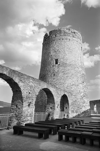 Spissky kasteel - blik van hoge kasteel binnenplaats te toren — Stockfoto
