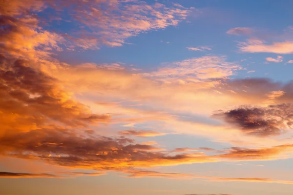 Nuvens vermelhas ao pôr-do-sol — Fotografia de Stock