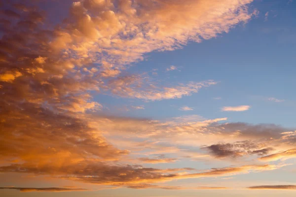 Rote Wolkenlandschaft bei Sonnenuntergang — Stockfoto