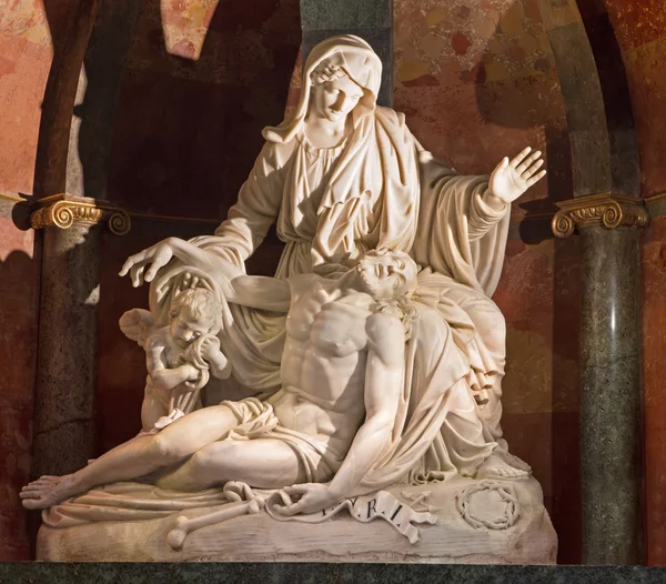 Malaga, Spanien - 31 maj 2015: Vit marmor Pieta av Pisani bröderna (1802) i domkyrkan. — Stockfoto