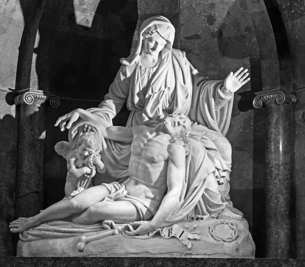 MALAGA, ESPAÑA - 31 DE MAYO DE 2015: La Pieta de mármol blanco de los hermanos Pisani (1802) en la Catedral . — Foto de Stock