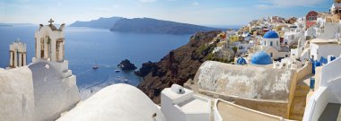 Santorini - Arkaplanda Oia ve Therasia Adası manzarası.