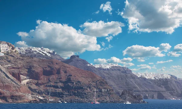 Santorini - Klify Calera z rejsów withe Imerovigli i Skaros w tle. — Zdjęcie stockowe