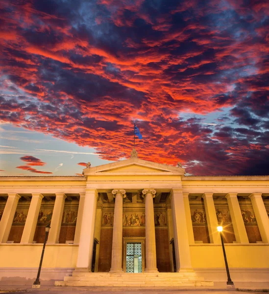 Atenas - O edifício da Universidade Nacional e Kapodistrian de Atenas ao entardecer — Fotografia de Stock