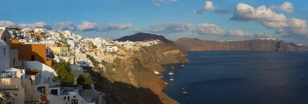 Santorini, Grekland - 4 oktober 2015: Utseendet från Oia öster i kvällsljus. — Stockfoto