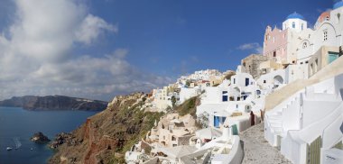 Santorini - Oia ve arka planda Therasia Adası.