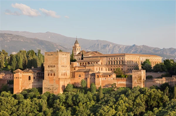 Granada - El palacio de la Alhambra y el complejo de la fortaleza a la luz de la tarde . —  Fotos de Stock