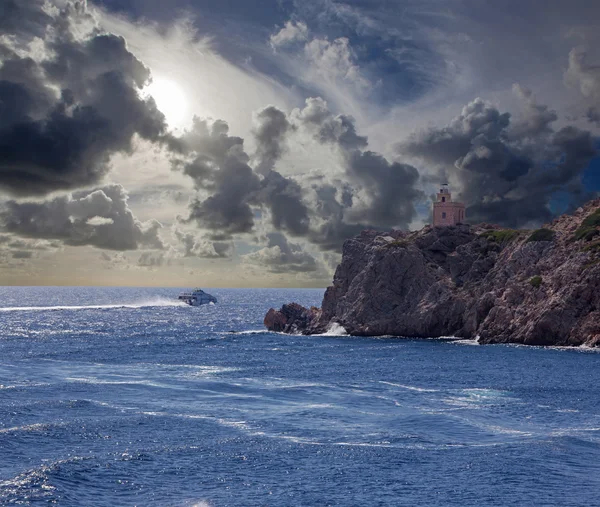 Маяк грецького острова Іос у групі Циклад в Егейському морі — стокове фото