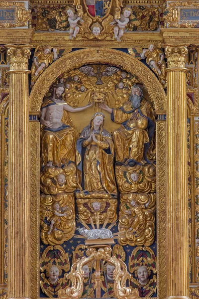 NEUBERG AN DER MURZ, AUSTRIA - 13 СЕНТЯБРЯ 2015: Вырезанная полихромная коронация Девы Марии на раннем барочном главном алтаре Дома Ганса Георга Мадера, Якоба Хульди, Томана Стайнмулнера (1612) ). — стоковое фото