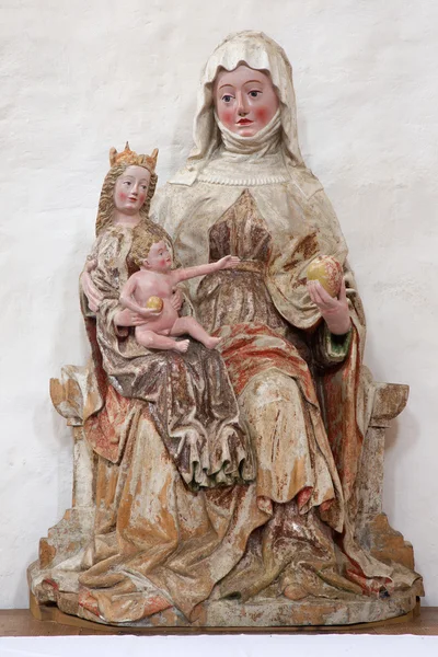 NEUBERG AN DER MURZ, AUSTRIA - SEPTEMBER 13, 2015: The carved polychrome statue of St. Ann from 17. cent in Dom of Neuberg. — Stockfoto