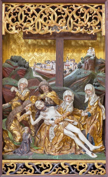 NEUBERG AN DER MURZ, AUSTRIA - 13 DE SEPTIEMBRE DE 2015: La deposición policromada tallada (Pieta) en el altar lateral del gótico Dom por un artista desconocido del año 1505 . — Foto de Stock