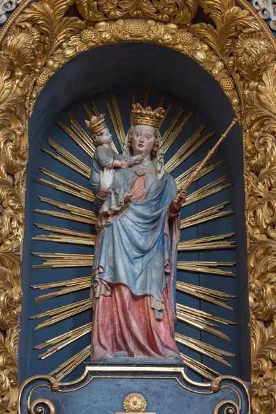 Neuberg an der Murz, Österrike-september 13, 2015: den snidade polykrom gotisk staty av "Neuberger Madonna" från år 1344 i dom Neuberg. — Stockfoto