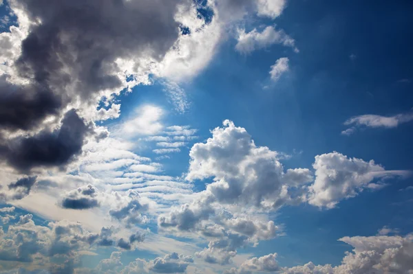 Zomer cloudscape in het licht — Stockfoto