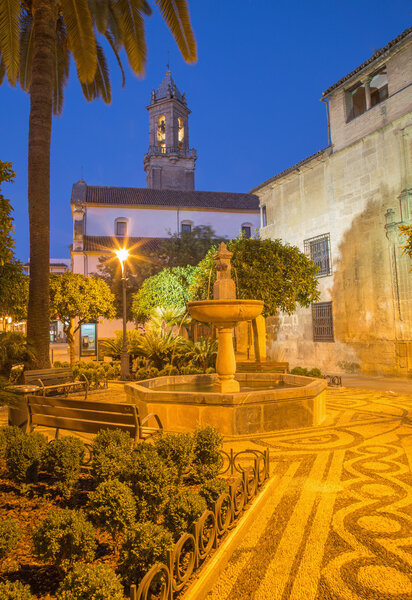 Кордова, Испания - 26 мая 2015 года: Площадь Сан-Андрес с фонтаном в сумерках
.