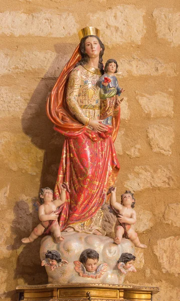 CORDOBA, SPANIEN - MAJ 27, 2015: Den snidade polykrom statyn av Madonna i kyrkan Iglesia de San Lorenzo av okänd konstnär. — Stockfoto