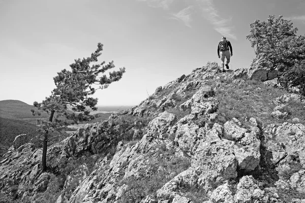 De man op de bovenkant van rots op trekking — Stockfoto