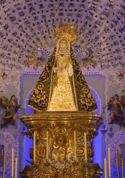 A tradicional estátua da Virgem Maria no altar principal da igreja Iglesia de Nuestra Senora de los Dolores (Nossa Senhora das Dores) ) — Fotografia de Stock