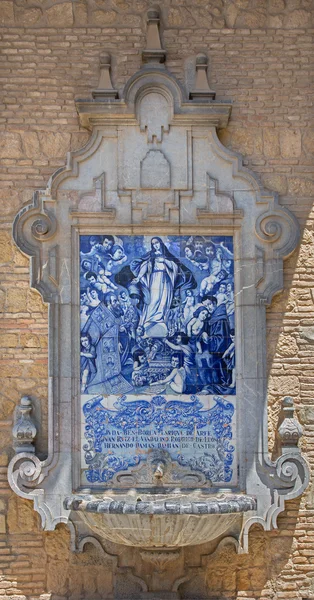 Cordoba, Spanien - 27. Mai 2015: der barocke Brunnen mit dem Keramikbild der Jungfrau Maria unter den Heiligen an der Fassade der Kirche St. Franziskus und Eulogius. — Stockfoto
