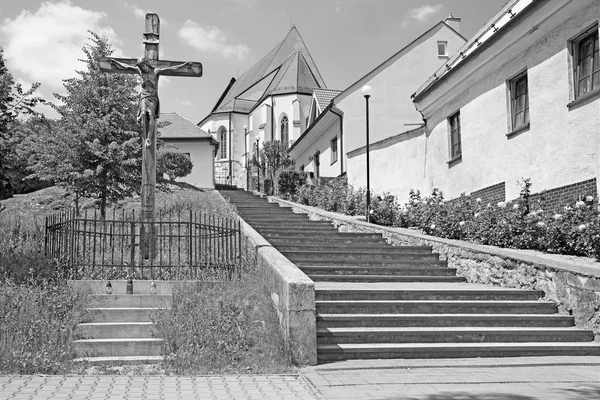 Svätý Jur - kříž a gotický kostel v pozadí. Slovensko. — Stock fotografie