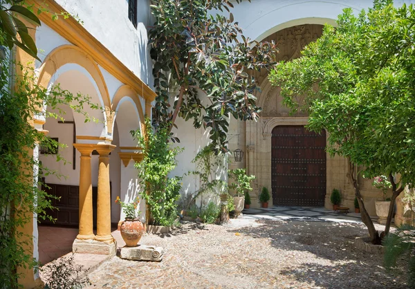 Cordoba, Spanien - 26. Mai 2015: das Atrium und das spätgotische Potal an der Kirche des Klosters convento santa marta. — Stockfoto