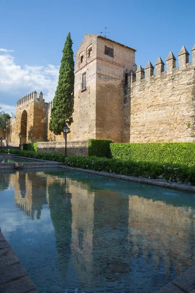 Cordoba - de middeleeuwse muren van de stad in avondlicht en de Puerta del Almodovar poort. — Stockfoto