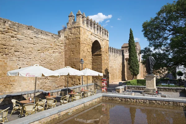 CORDOBA, SPAIN - MAY 25, 2015: The statue of philosopher Lucius Annaeus Seneca the Younger by Amadeo Ruiz Olmos (1913 - 1993) and medieval gate Puerta del Almodovar. — Stock Fotó