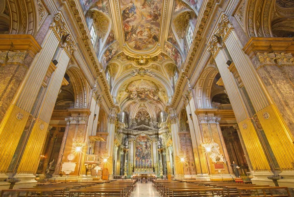 ROMA, ITÁLIA - 25 DE MARÇO DE 2015: A nave na igreja Basílica dei Santi XII Apostoli . — Fotografia de Stock