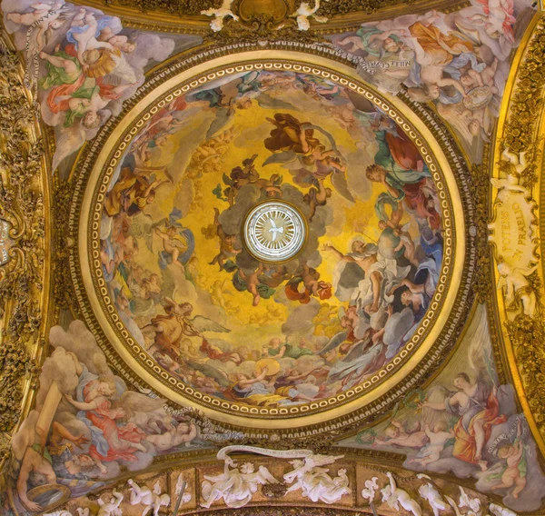 Rom, Italien - 24. März 2015: Mariä Himmelfahrt mit Fresko in Kuppel von Giovanni Domenico Cerrini (1675) in der Kirche Santa Maria della Vittoria. — Stockfoto