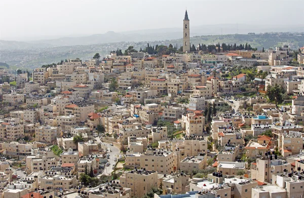 Jerusalem - die russisch-orthodoxe Kirche der Himmelfahrt auf dem Olivenberg und die Ruinen des Herodions am Horizont. — Stockfoto