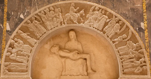 JERUSALEM, ISRAEL - Março 3, 2015: A pieta e entrada de Jesus a Jerusalém (Domingo de Ramos) alívio na Igreja Evangélica Luterana da Ascensão por artista desconhecido de 20 cêntimos. . — Fotografia de Stock