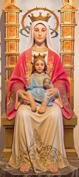 BETHLEHEM, ISRAELE - 6 MARZO 2015: La statua scolpita della Madonna dal 20. sec. di ignoto artista nella cappella "Milk Grotto" come dono del Venezuela . — Foto Stock