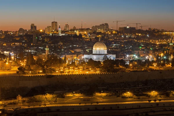 Jerusalem - Utsikt från Oljeberget till den gamla staden i skymningen — Stockfoto