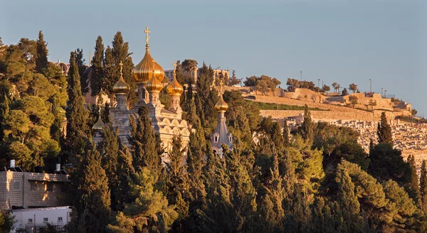 Jerusalem - die russisch-orthodoxe Kirche hl. Magdalenenbild auf dem Olivenberg und der Friedhof im Sonnenuntergang. — Stockfoto