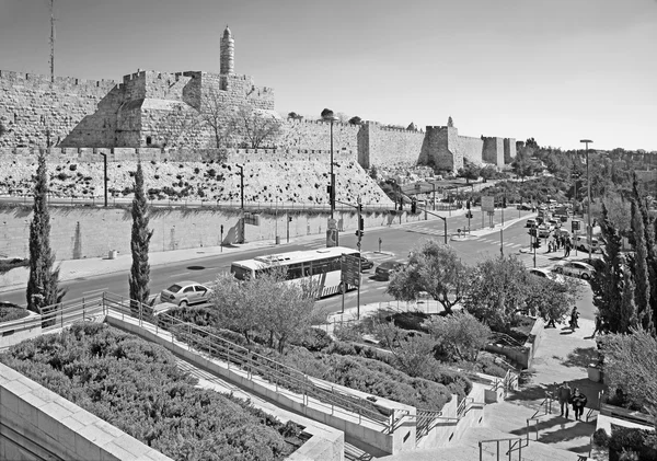 JERUSALEM, ISRAEL - 5 de marzo de 2015: La torre de David y parte occidental de las murallas del casco antiguo — Foto de Stock