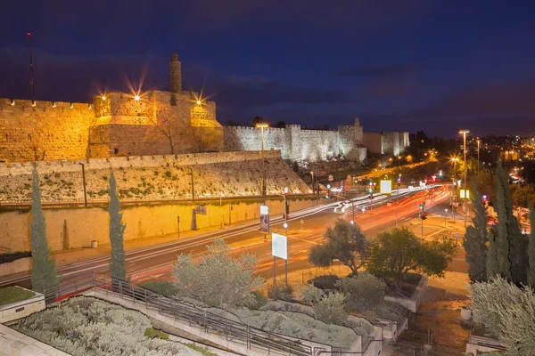 Jerusalem, Israël - 4 maart 2015: De toren van David en west deel van de oude stadsmuren in de schemering — Stockfoto