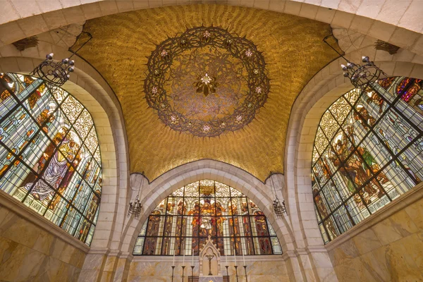 JERUSALEM, ISRAEL - MARCH 4, 2015: The cupola of sancutary in Church of Flagellation on Via Dolorosa from begin of 20. cent. by architect Antonio Barluzzi (windowpane Cesare Picchiarini). — Stock Photo, Image