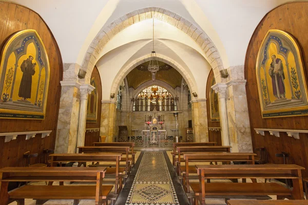 GERUSALEMME, ISRAELE - 4 MARZO 2015: La navata della Chiesa della Flagellazione in Via Dolorosa dall'inizio del 20. sec. dell'architetto Antonio Barluzzi (vetro della finestra Cesare Picchiarini ). — Foto Stock