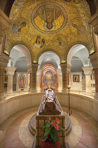 JERUSALEM, ISRAEL - 3 MARS 2015 : La crypte de l'abbaye de Dormition avec statue de la mort Vierge Marie et mosaïque sur voûte par Bénédictin Radbod Commandeur de l'abbaye de Maria Laach (20. cent.). — Photo