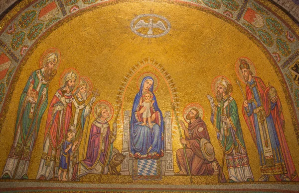 JERUSALEM, ISRAEL - Março 3, 2015: O mosaico de Madonna entre os santos na abadia de Dormition por Benedictine Radbod Commandeur da Abadia Beneditina de Maria Laach a partir de 20 cêntimos . — Fotografia de Stock