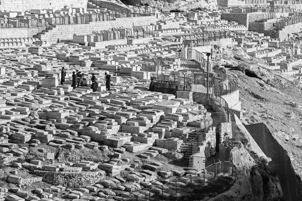 Jerusalem, Israël - 3 maart 2015: De Joodse begraafplaats op de Olijfberg en begraving van orthodoxe Joden. — Stockfoto