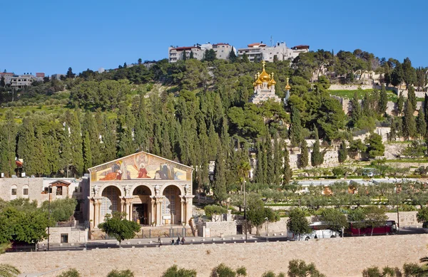 Jerusalem, israel - 3. märz 2015: die kirchen - kirche aller nationen (basilika der Agonie), dominus flevit und die russisch-orthodoxe kirche hl. Magdalena auf dem Olivenberg. — Stockfoto