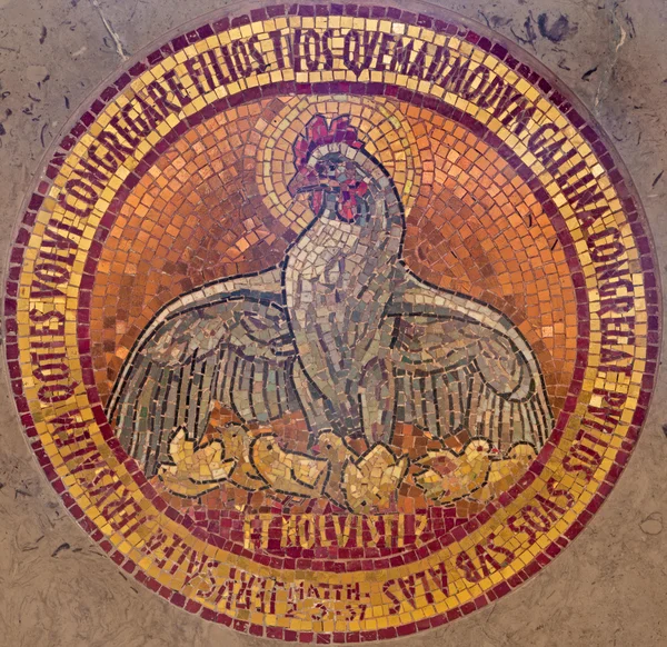 JERUSALEM, ISRAEL - MARCH 3, 2015: The mosiac of broody hen and chickens  in altar of  Dominus Flevit church on Mount of Olives as the symbol of love of God (after Christs words: Luke 13:34). — Stock fotografie