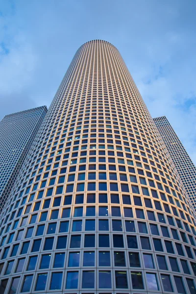 Tel Aviv - Los rascacielos del Centro Azrieli a la luz de la tarde por Moore Yaski Sivan Architects con 187 m de altura. — Foto de Stock