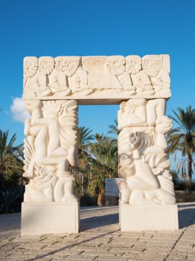 TEL AVIV, ISRAEL - 2 Mart 2015: Gan Hapisga Zirvesi Bahçesinde Daniel Kafri 'nin 1973-1975 yılları arasında yaptığı İncil sahnelerinin yer aldığı modern çağdaş heykel.