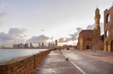 TEL AVIV, ISRAEL - 2 Mart 2015: Sabah eski Jaffa ve Tel Aviv 'in altındaki sahil.